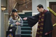 The Big Bang Theory – Zweiter Versuch: Gelingt es Amy (Mayim Bialik, l.) und Sheldon (Jim Parsons, r.) im Harry-Potter-Aufzug, endlich ungestört zärtlich miteinander zu werden?; Zweiter Versuch: Gelingt es Amy (Mayim Bialik, l.) und Sheldon (Jim Parsons, r.) im Harry-Potter-Aufzug, endlich ungestört zärtlich miteinander zu werden?