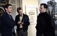 Die Rosenheim-Cops – Der tote Geiger beeindruckt den Trompeter Helmut Weyrauch (Gerhard Wittmann, r.) wenig und entsprechend unwillig beantwortet er die Fragen von Rosenheim-Cop Christian Lind (Tom Mikulla, l.) und Michi Mohr (Max Müller).