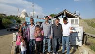 GEO Reportage – v.r.) mit seinen Nachbarn und Freunden.