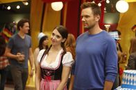 Community – Deutsche Studenten belegen ausgerechnet den Raum, in dem die Lerngruppe seit Jahren gemeinsam studiert. Jeff (Joel McHale, r.) und Annie Edison (Alison Brie, l.) wollen dem nun ein Ende setzen ...