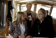 Die Rosenheim-Cops – Der alte Schwaiger (Kurt Weinzierl) kann es nicht ertragen, dass seine Tochter (Thekla Mayhoff) auf Herren-Chiemsee ein Hotel eröffnen will (Markus Böker, mi.).