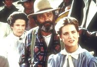 Unsere kleine Farm – Harriet Oleson (Katherine MacGregor, l.) und Edwards (Victor French, M.) versuchen, Dr. Baker zu überzeugen, Walnut Grove zu verlassen.