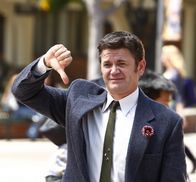 Community – Jeff geht mal wieder den Weg des geringsten Widerstands und entdeckt den Kurs von Professor Whitman (John Michael Higgins) für sich. Der hält nichts von eingefahrenen Lehrmethoden und ermutigt seine Studenten zu "Carpe Diem" ...