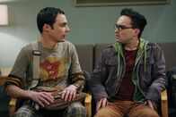 The Big Bang Theory – (1. Staffel) - Als in der gegenüberliegenden Wohnung die attraktive junge Polly einzieht, wird das Leben von Dr. Leonard Hofstadter (Johnny Galecki, r.) und Dr. Sheldon Cooper (Jim Parson, l.) völlig auf den Kopf gestellt ...