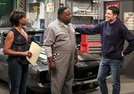 The Neighborhood – (v.l.n.r.) Tina Butler (Tichina Arnold); Calvin Butler (Cedric the Entertainer); Dave Johnson (Max Greenfield)