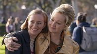 Hacks – Deborah (Jean Smart, r.) und Ava (Hannah Einbinder, l.) sind glücklich. Deborahs Lebenstraum einer eignen Late-Night-Show ist zum Greifen nah. Doch dann ergeben sich Komplikationen.