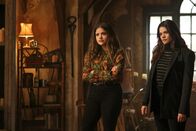 Charmed – Maggie Vera (Sarah Jeffery, l.); Mel Vera (Melonie Diaz, r.)