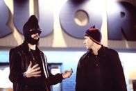 Schwere Jungs – Dummerweise kann Duff (Tom Green, l.) John (Jason Lee, r.) überreden, einen kurzzeitigen Ausflug ins kriminelle Milieu zu unternehmen, um das fehlende Kleingeld zu beschaffen. Ein Trip ins Chaos nimmt seinen Lauf ...