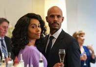 All Rise - Die Richterin – Lola Carmichael (Simone Missick, l.); Robin Taylor (Todd Williams, r.)