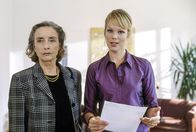 Die Rosenheim-Cops – Was weiß die junge Annika (Angela Sandritter, re.), dass Grete Lohbichler (Ingrid Resch) sich trotz des Streits und der Kündigung für deren anschließende Wiedereinstellung einsetzt.