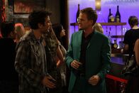 How I Met Your Mother – Es ist St. Patricks Day. Ted (Josh Radnor, l.) hat überhaupt keine Lust auf die verrückten Partys. Als jedoch Barney (Neil Patrick Harris, r.) mit zwei scharfen Mädels vor der Tür steht, lässt er sich breitschlagen ...