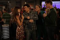 How I Met Your Mother – Im Club unternimmt Ted (Josh Radnor, 2.v.l.) Versuche, um Barneys (Neil Patrick Harris, 2.v.r.) Theorie "tue Böses, ernte Gutes" zu bestätigen. Und so erhält er Gratischampagner, Kaviar, eine hübsche Frau (Vanessa Minnillo, l.) und ein blaues Auge ...