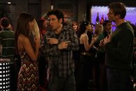 How I Met Your Mother – Ted (Josh Radnor, M.) testet Barneys Theorie "tue Böses, ernte Gutes" an Ashlee (Vanessa Minnillo, l.) und landet sogar einen Treffer ...