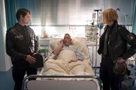 Notruf Hafenkante – Melanie (Sanna Englund, r.) und Mattes (Matthias Schloo, l.) fragen sich: Was verbirgt René Brenner (Ralph Herforth, M.)?