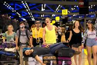 Fack Ju Göhte 2 – Sind noch begeistert von der Exkursion nach Thailand: (v.l.n.r.) Laura (Lena Klenke), Etienne (Lucas Reiber), Burak (Aram Arami), Danger (Max von der Groeben), Zeynap (Gizem Emre), Chantal (Jella Haase) und Lehrer Zeki (Elyas M'Barek, liegend) ...
