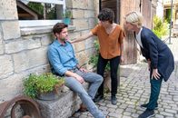 SOKO Stuttgart – Auf einer Stuttgarter Kriminalkonferenz wurde ein vortragender Professor erschossen und die Stuttgarter Ermittler suchen weiter nach der Tatperson – was sich als gefährliches Unterfangen entpuppt: Als Kriminalkommissar Jo Stoll (Peter Ketnath) einem dringend Tatverdächtigen einen Besuch abstatten möchte, wird er plötzlich niedergeschlagen. Kriminalhauptkommissarin Martina Seiffert (Astrid M. Fünderich, r.) und Ex-Kollegin Nele Becker (Nina Siewert, M.) können nur noch erste Hilfe leisten.