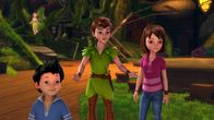 Peter Pan - Neue Abenteuer – Peter Pan (Mi.) mit Wendy (re.) und ihrem kleinen Bruder Peter.
