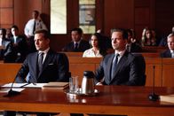 Suits – Noch immer herrscht zwischen Mike (Partick J. Adams, r.) und Harvey (Gabriel Macht, l.) Uneinigkeit bezüglich der besten Verteidigungsstrategie. Während Mike sich am liebsten selbst verteidigen möchte, lehnt Harvey dies ab.