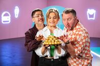 besseresser – Die besseresser Lilly Temme (M.), Sebastian Lege (r.) und Florian Reza (l.) setzen sich in einer neuen Show für die ZDF Mediathek kritisch mit Ferrero Rocher auseinander: Was steckt wirklich in der goldenen Kugel?