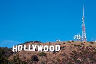 Hollywood Stories – Immer mehr Opfer sexueller Gewalt aus der Filmbranche wagen den Gang an die Öffentlichkeit und berichten, wie die Peiniger ihren Machtstatus schamlos ausnutzten. Für die Beschuldigten, darunter prominente Schauspieler wie Kevin Spacey, hat die öffentliche Debatte weitrechende Konsequenzen für ihre Karriere.