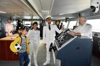 Das Traumschiff – Bei ihrer ersten Reise als Schiffsärztin auf dem Traumschiff erhält Dr. Delgado (Collien Ulmen-Fernandes, 2.v.l.) Unterstützung durch ihren Neffen Timo (Otis Whigham, l.). Kapitän Parger (Florian Silbereisen, 2.v.r.) und Staffkapitän Grimm (Daniel Morgenroth, r.) begrüßen die Neuankömmlinge an Bord.