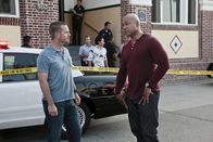 Navy CIS: L.A. – Bekommen vom Hawaii Five-0 Team Unterstützung in einem neuen Fall: Callen (Chris O'Donnell, vorne l.) und Sam (LL Cool J, vorne r.) ...