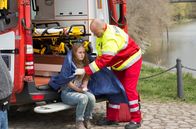 Polizeiruf 110 – Kim (Lucie Hollmann) wird betreut.