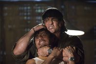 John Rambo – Ohne viele Worte erledigt er einen Feind nach dem anderen: Rambo (Sylvester Stallone, r.) ...