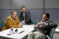 Die Rosenheim-Cops – Korbinian Hofer (Joseph Hannesschläger, l.) und Christian Lind (Tom Mikulla, M.) glauben, dass der vorbestrafte Carlo Greisinger (Peter Benedict, r.) für den Überfall auf den Juwelier verantwortlich ist.