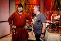1, 2 oder 3 – Wie war das noch im Mittelalter? Archäologe Stefan Wolters (l.) erklärt Elton wie die Menschen damals lebten.
