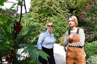 WaPo Bodensee – Denise Munk (Zoë Valks, r.) erklärt Nele Fehrenbach ( Floriane Daniel, l.), wie man aus dem Wunderbaum Gift extrahieren kann.