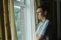 The Bay – Als Sohn des Ermordeten, hat Jamie Marshbrook (Jack Archer) große Sorgen. Zu seinem toten Vater hatte er kein gutes Verhältnis, denn er ist homosexuell.