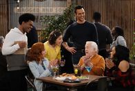 Call Me Kat – (v.l.n.r.) Carter (Julian Gant); Sheila (Swoosie Kurtz); Kat (Mayim Bialik); Max (Cheyenne Jackson); Phil (Leslie Jordan); Randi (Kyla Pratt)