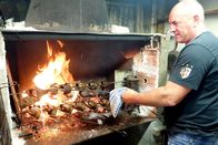 Zu Tisch ... – Bernard, ein Kollege von Caroline, flambiert die Ringeltauben mit Schweinespeck.