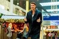 Wenn das fünfte Lichtlein brennt ... – Sebastian (Tim Kalkhof) freut sich auf das Wiedersehen mit seinem alten Schulfreund.