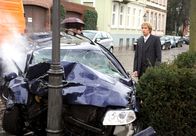 Rote Rosen – ARD ROTE ROSEN FOLGE 1219 Uhr im ERSTEN. Mick (Tobias Rosen) wird Zeuge, wie Bente mit dem Auto gegen einen Laternenpfahl knallt und der Wagen droht, in Flammen aufzugehen.