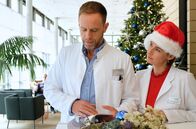 In aller Freundschaft – Dr. Maria Weber (Annett Renneberg) und Dr. Kai Hoffmann (Julian Weigend) haben beide Weihnachten Dienst in der Sachsenklinik. Maria hat extra etwas Kartoffelsalat gemacht. Doch Kai mag weder Kartoffelsalat im Speziellen, noch Weihnachten im Allgemeinen.