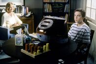 Malcolm mittendrin – Malcolm (Frankie Muniz) macht lieber ein Computerspiel, als sich mit der Therapeutin Christie (Nancy Lenehan) zu unterhalten.