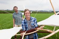 Checker Tobi – Checker Tobi (vorn) testet mit Norman Bernschneider den Otto Lilienthal-Gleiter.