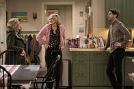 B Positive – (v.l.n.r.) Norma (Linda Lavin); Gina Dabrowski (Annaleigh Ashford); Drew Dunbar (Thomas Middleditch)