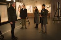 Elementary – Holmes (Jonny Lee Miller, 2.v.l.), Watson (Lucy Liu, 2.v.r.) und Detective Bell (Jon Michael Hill, r.) erhoffen sich Hilfe von Ephraim Hill (Quentin Mare, l.). Denn ein Mädchen, das ihm ein Selfie für seine Ausstellung zur Verfügung gestellt hat, wurde ermordet ...