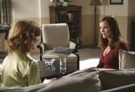 Desperate Housewives – Nach allem was vorgefallen ist, möchte Alma (Valerie Mahaffey, l.) ihren Mann Orson für seine Teilnahmslosigkeit bestrafen und trifft sich deshalb mit Bree (Marcia Cross, r.) ...