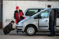 Großstadtrevier – Um die Polizei zu täuschen, tauschen Ceylin (Roni Zorina, l.), Ginger (Claudiu Mark Draghici, M.) und Robert Sehlmann (Wolfram Grandezka, r.) für ihren Drogentransport Kennzeichen und Fahrzeuge.