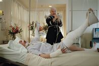Der rosarote Panther – Clouseau (Steve Martin, r.) besucht seinen verletzten Chef Dreyfus (Kevin Kline, l.) und richtet mit der Fernbedienung des Bettes Unheil an.