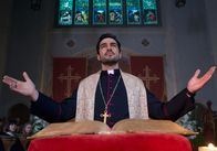 The Exorcist – Pater Tomas (Alfonso Herrera) muss sich dem Dämon entgegenstellen, um Andys Seele und auch die Kinder zu retten ...