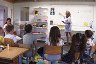 Reporter – Die Schulbank drücken müssen und dürfen die Flüchtlingskinder auch in der Schweiz.