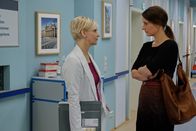 In aller Freundschaft – Dr. Kathrin Globisch (Andrea Kathrin Loerwig, li.) macht noch einen letzten Versuch, Dr. Maria Weber (Annett Renneberg, re.) die freie Stelle in der Herzchirurgie der Sachsenklinik schmackhaft zu machen. Doch Maria lehnt vehement ab und bittet Kathrin, die die neue Verlobte von Marias Ex-Mann Alexander ist, sich ab nun aus ihren Angelegenheiten rauszuhalten.