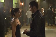 Beauty and the Beast – Cat (Kristin Kreuk, l.) und Vincent (Jay Ryan, r.) vermuten, dass ein Fight-Club-Besitzer das Kopfgeld auf Bestien ausgesetzt hat. Doch um an ihn heranzukommen, muss Cat ihre Nahkampffähigkeiten unter Beweis stellen ...