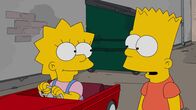 Die Simpsons – Wie kommen Lisa (l.) und Bart (r.) nur an den Schulrowdys vorbei?