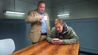 SOKO Wismar – Jan Reuter (Udo Kroschwald, l.) erwartet morgens in der Ausnüchterungszelle ein alter Bekannter. Felix Kuhn (Daniel Lommatzsch, r.) wurde schon oft auffällig. Wenn er zu viel trinkt, verliert er die Kontrolle.